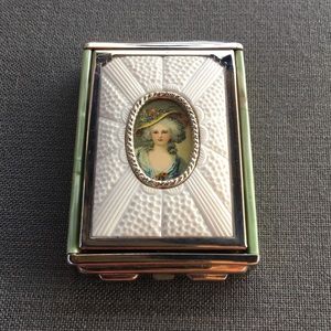 1930s Girey Cameo Compact Vintage Powder Rouge
